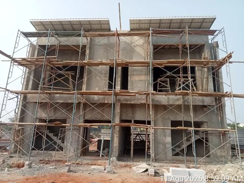 Foto lapangan 11 Agustus 2026: muka rumah contoh dilihat dari jalan lingkungan di depannya