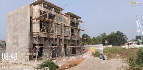 Foto lapangan 8 Agustus 2026: struktur rumah contoh yang masih terbungkus perancah bambu